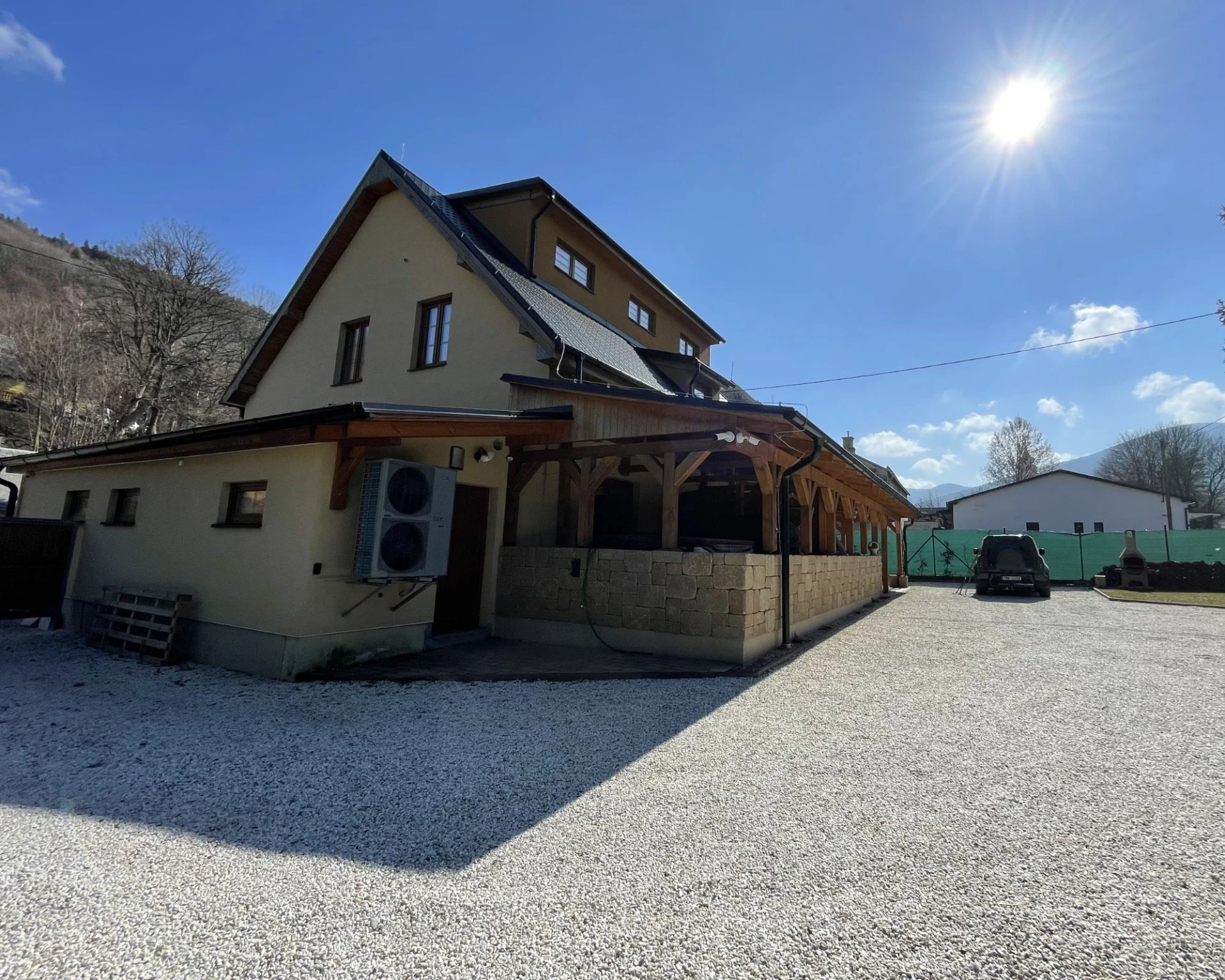 Chalupa Bělá s velkým parkovištěm
